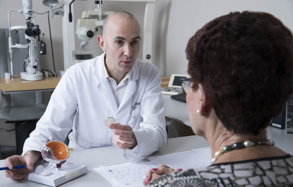 Een arts die een uitleg geeft aan een vrouw
